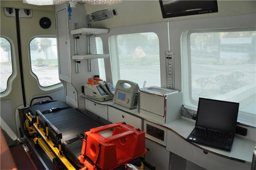 舟曲县救护车内部